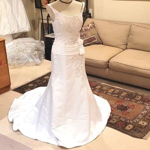 White Satin scoop neck chapel train beaded Embroidered bow full chest